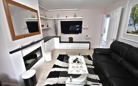 Immaculate 2-Bed Apartment In Isleworth By River