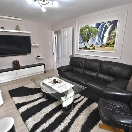 Immaculate 2-Bed Apartment In Isleworth By River Exterior photo