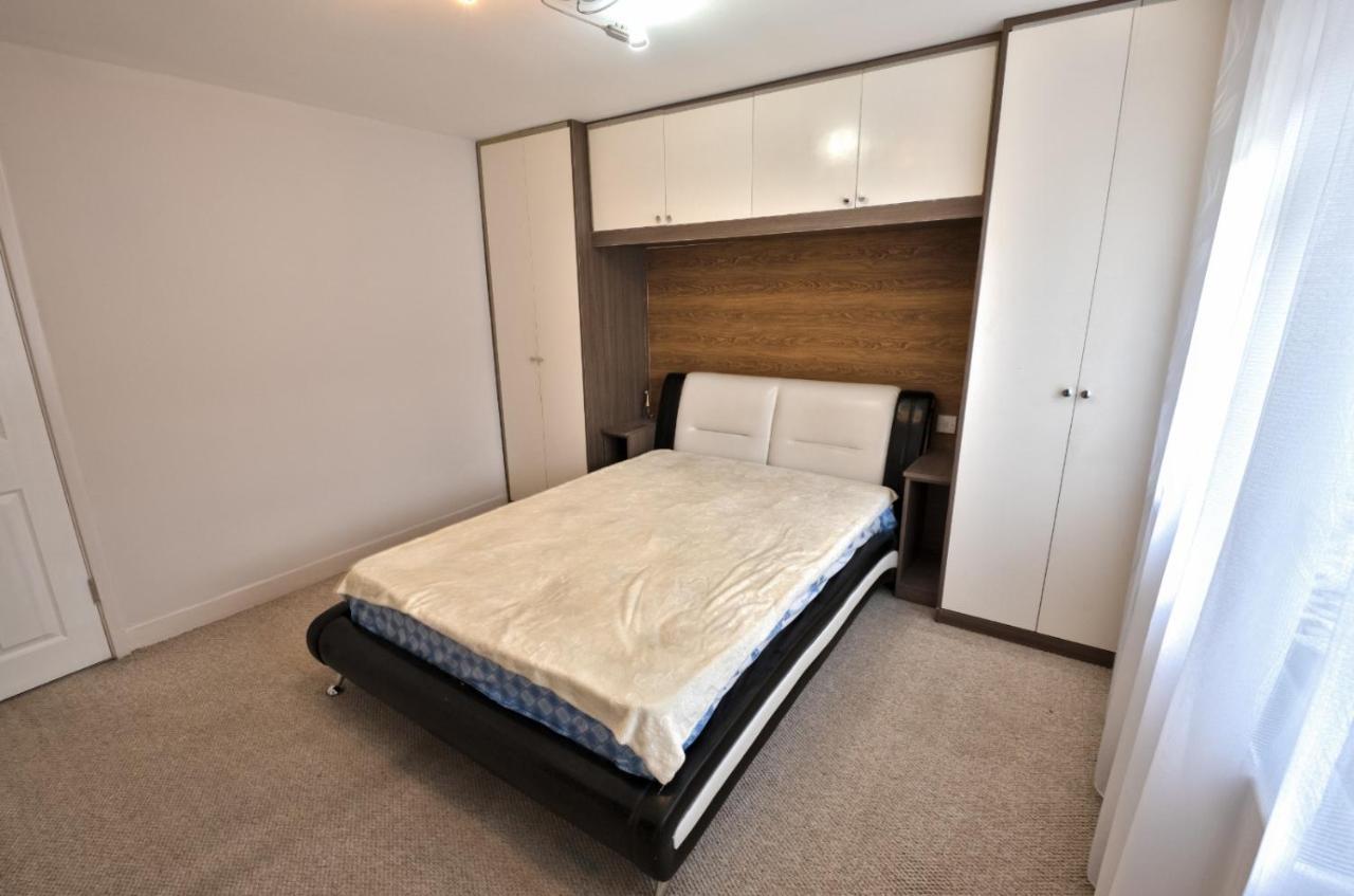 Immaculate 2-Bed Apartment In Isleworth By River Exterior photo