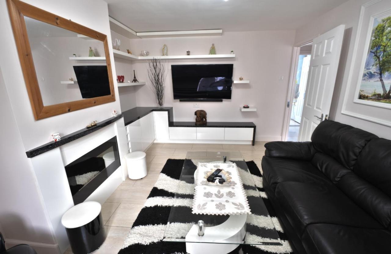 Immaculate 2-Bed Apartment In Isleworth By River Exterior photo