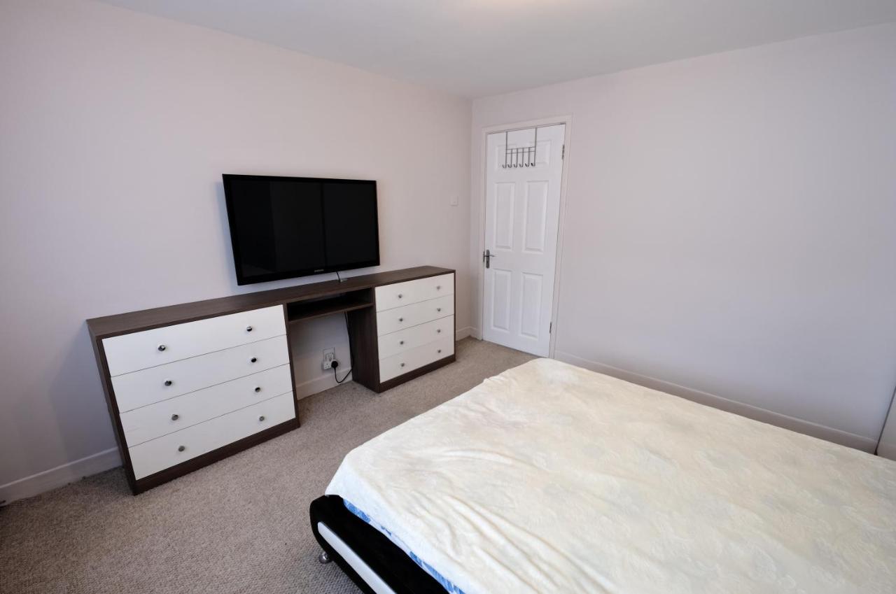 Immaculate 2-Bed Apartment In Isleworth By River Exterior photo
