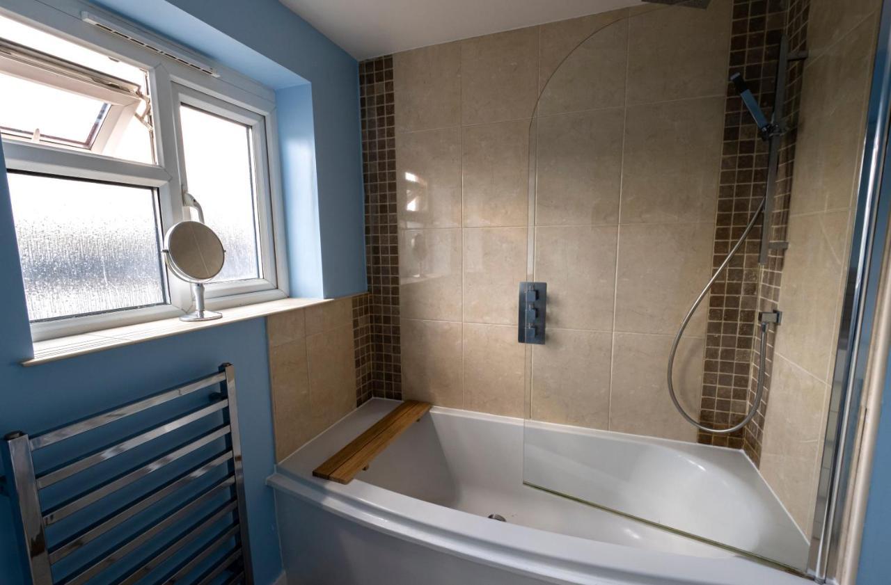 Immaculate 2-Bed Apartment In Isleworth By River Exterior photo